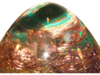 Partie d'orgonite avec le symbole du triskel en cuivre